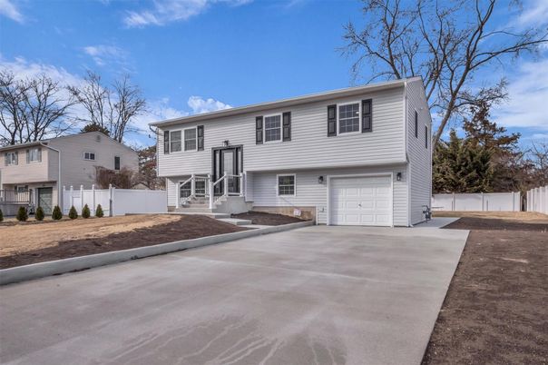 Attached, Exterior, Facade, Raised Ranch