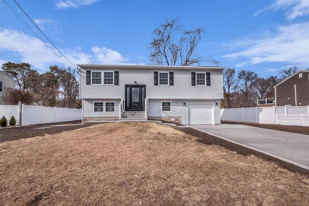 Attached, Exterior, Facade, Raised Ranch