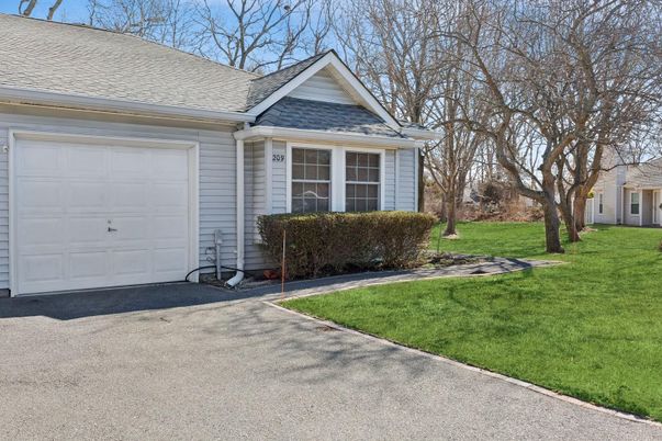 Attached, Exterior, Facade, Cape Cod