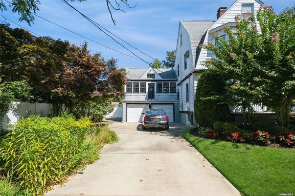 Attached, Exterior, Facade, Queen Anne Victorian