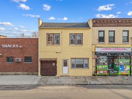 Exterior, Facade, Rowhouse