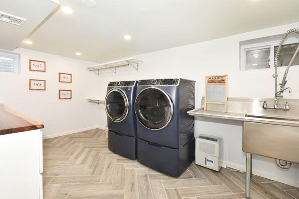 Interior, Recessed Lighting, Washer, Wood Texture Flooring