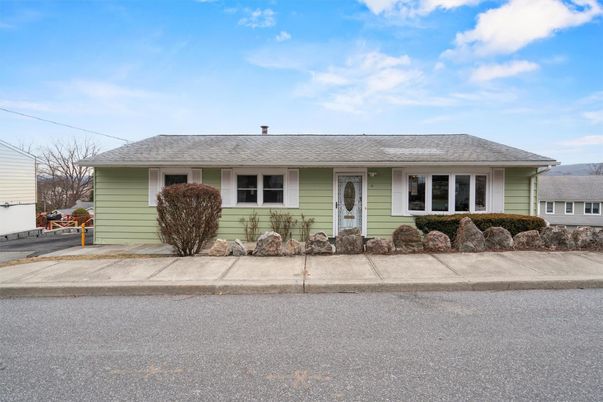Exterior, Facade, Ranch