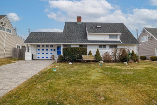 Attached, Exterior, Facade, Cape Cod