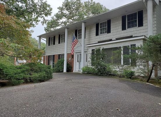 Exterior, Facade, Raised Ranch