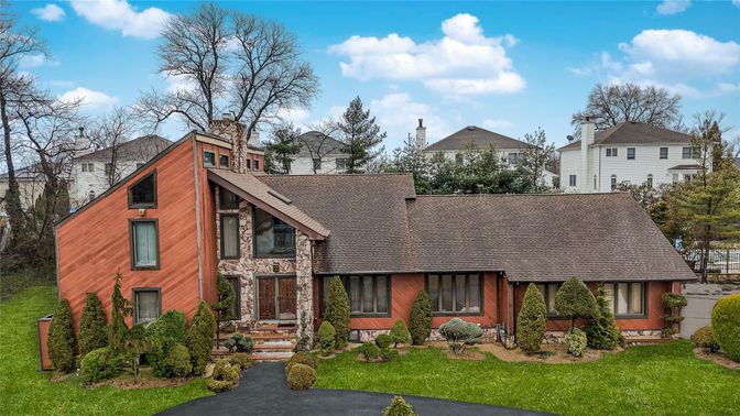 Exterior, Facade, Log Home