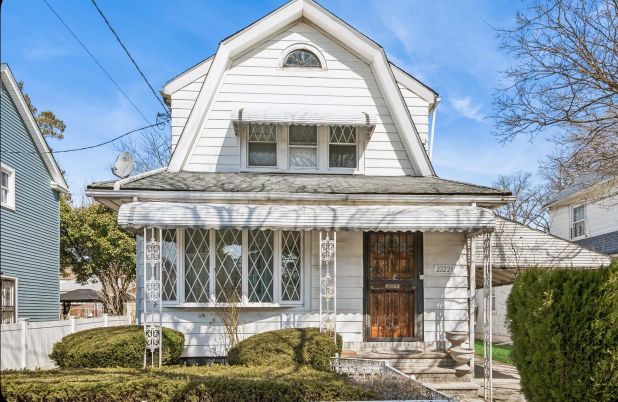 Exterior, Facade, Queen Anne Victorian