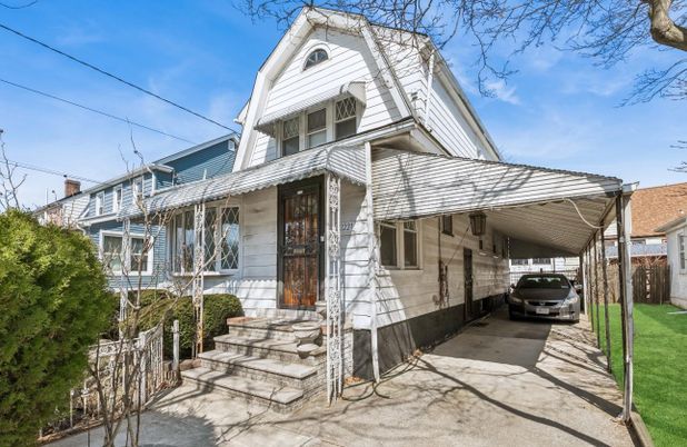 Exterior, Facade, Queen Anne Victorian