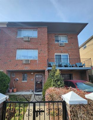 Exterior, Facade, Brick Facade, Rowhouse