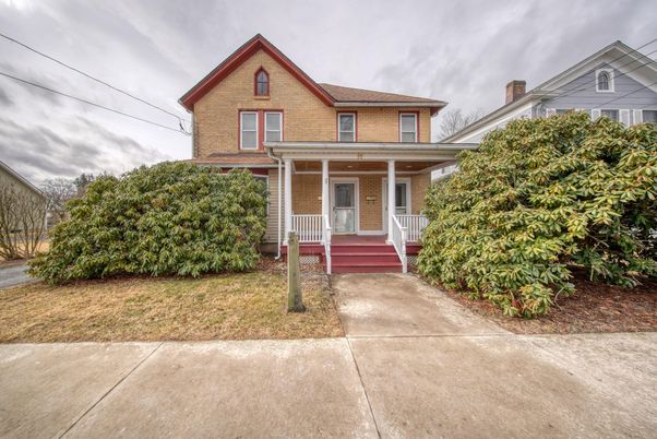 Exterior, Facade, American Foursquare
