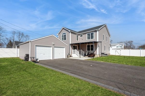 Attached, Exterior, Facade, Farmhouse