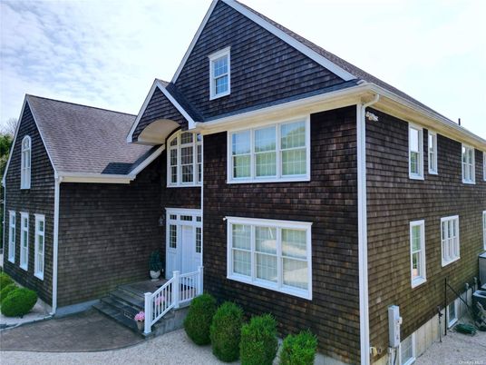 Exterior, Facade, Rowhouse