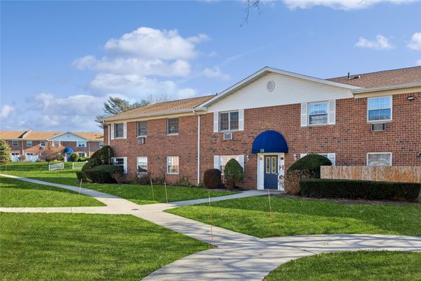 Exterior, Facade, Brick Facade, Georgian