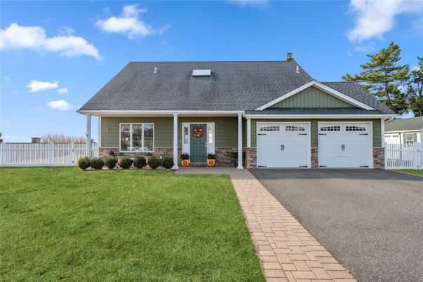 Attached, Exterior, Facade, Cape Cod