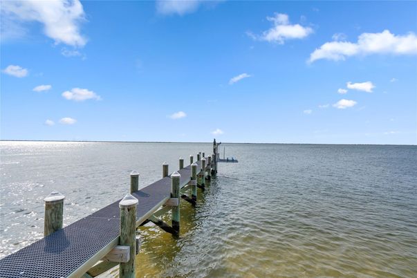 Exterior, Lake