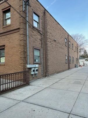 Exterior, Facade, Brick Facade, Rowhouse