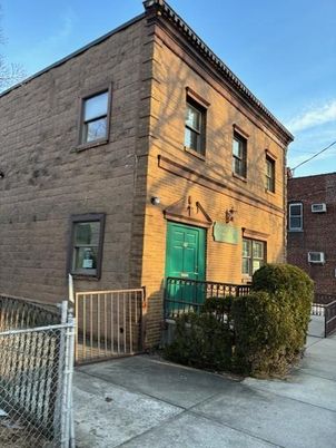 Exterior, Facade, Rowhouse