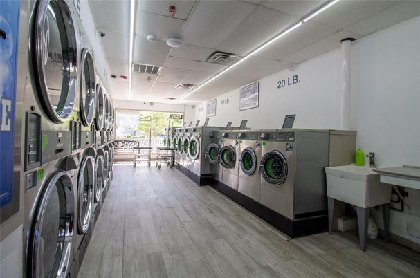 Interior, Recessed Lighting, Washer, Wood Texture Flooring