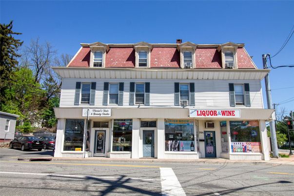 Exterior, Facade, American Foursquare