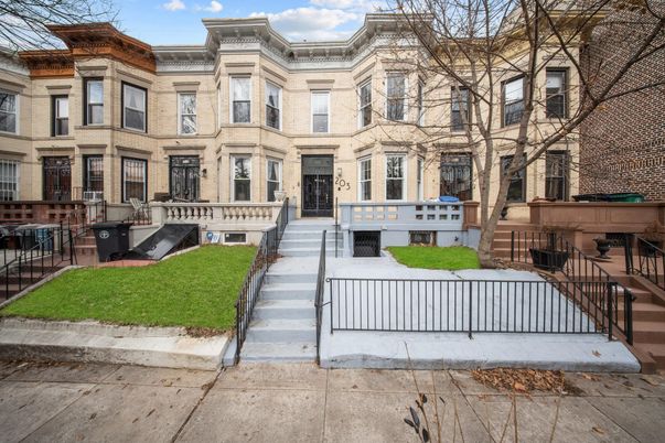 Exterior, Facade, Rowhouse