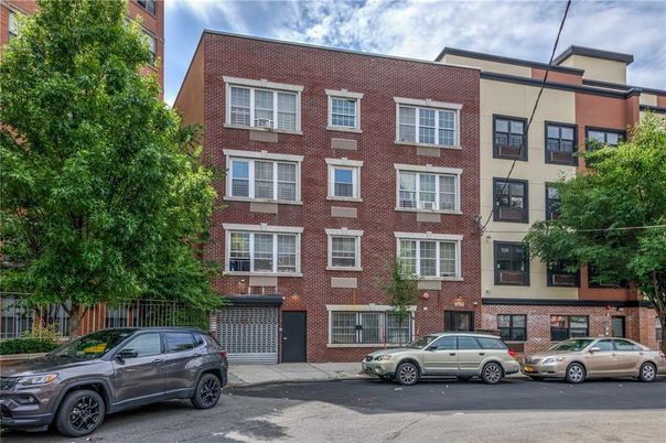 Exterior, Facade, Brick Facade, Rowhouse