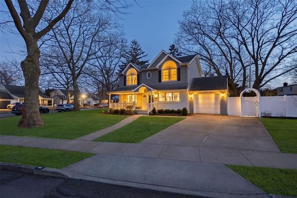 Attached, Exterior, Facade, Queen Anne Victorian