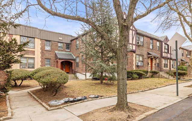 Exterior, Facade, Brick Facade, Rowhouse