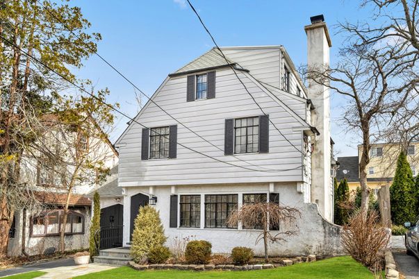 Exterior, Facade, Queen Anne Victorian
