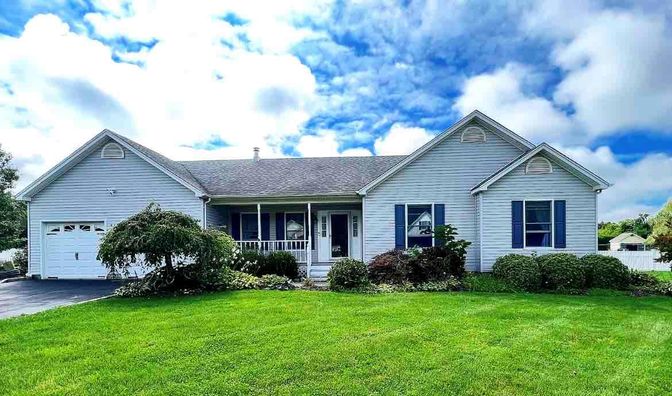 Attached, Exterior, Facade, Ranch