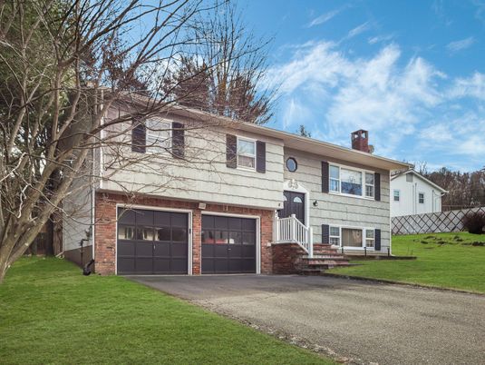 Attached, Exterior, Facade, Brick Facade, Raised Ranch