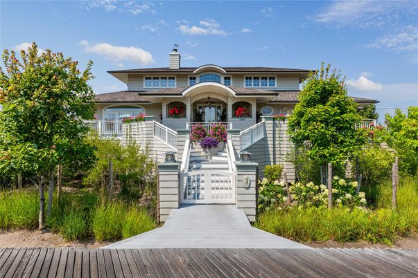 Exterior, Facade, Queen Anne Victorian