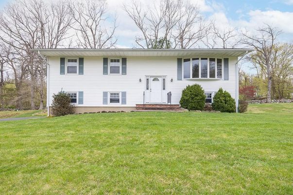 Backyard, Exterior, Facade, Raised Ranch