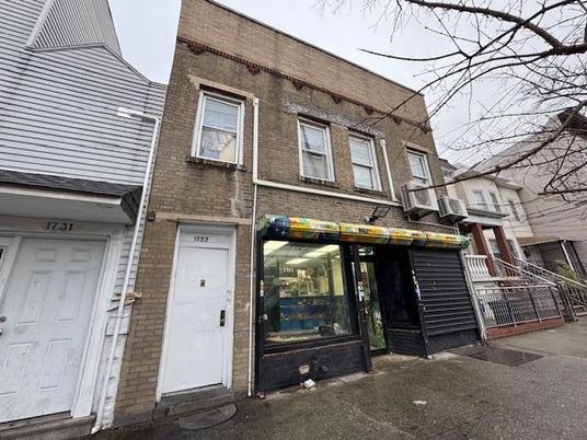 Exterior, Facade, Brick Facade, Rowhouse