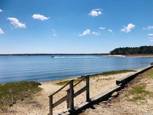 Exterior, Lake
