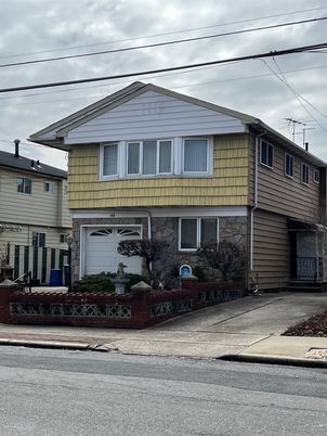 Attached, Exterior, Facade, Split Level