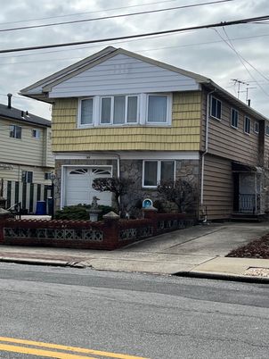 Attached, Exterior, Facade, Split Level