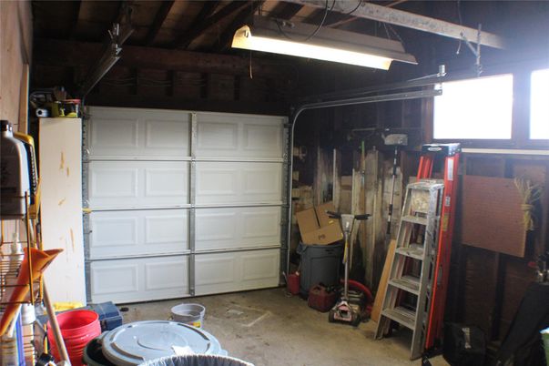 Garage, Interior, Wooden Beams