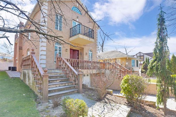 Exterior, Facade, Brick Facade, Rowhouse