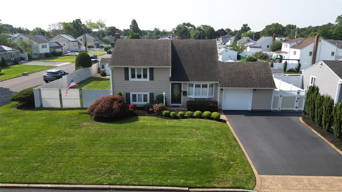Attached, Exterior, Facade, Cape Cod