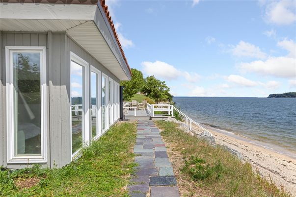 Exterior, Lake