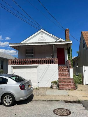 Attached, Exterior, Facade, American Craftsman