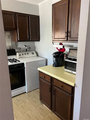 Interior, Washer, Wood Texture Flooring