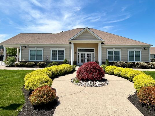 Exterior, Facade, Ranch