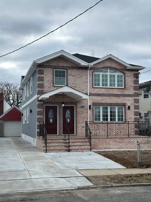Exterior, Facade, Brick Facade, American Craftsman