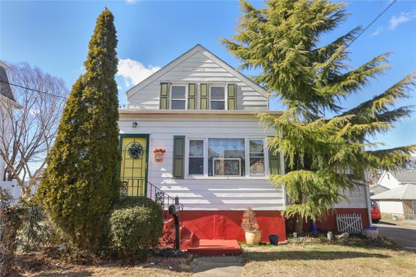 Exterior, Facade, Queen Anne Victorian
