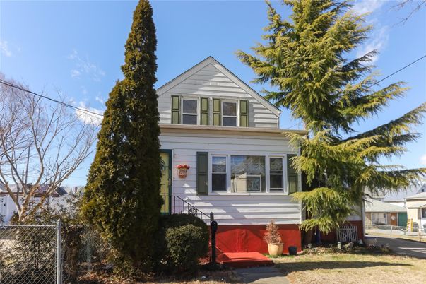 Exterior, Facade, Queen Anne Victorian