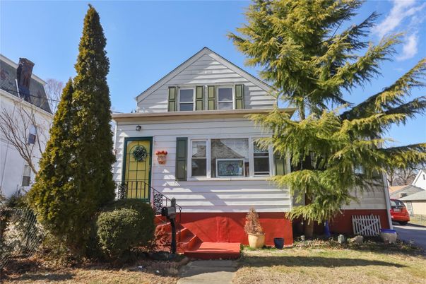 Exterior, Facade, Queen Anne Victorian