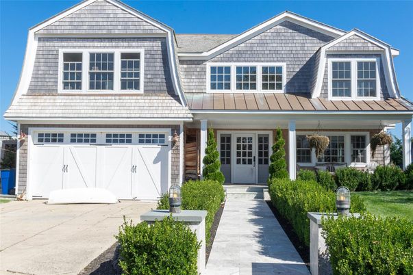 Attached, Exterior, Facade, American Craftsman