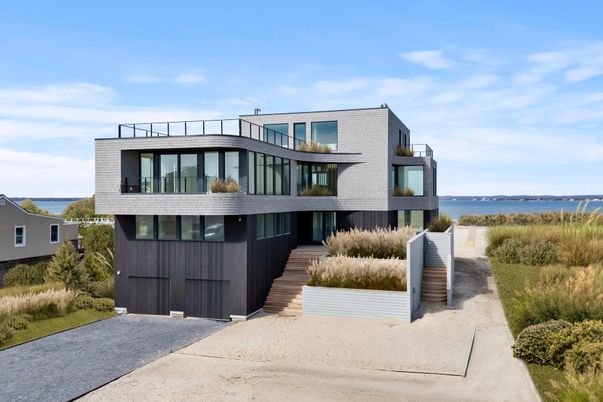 Attached, Exterior, Facade, Water, Modern