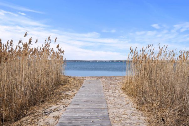 Exterior, Lake